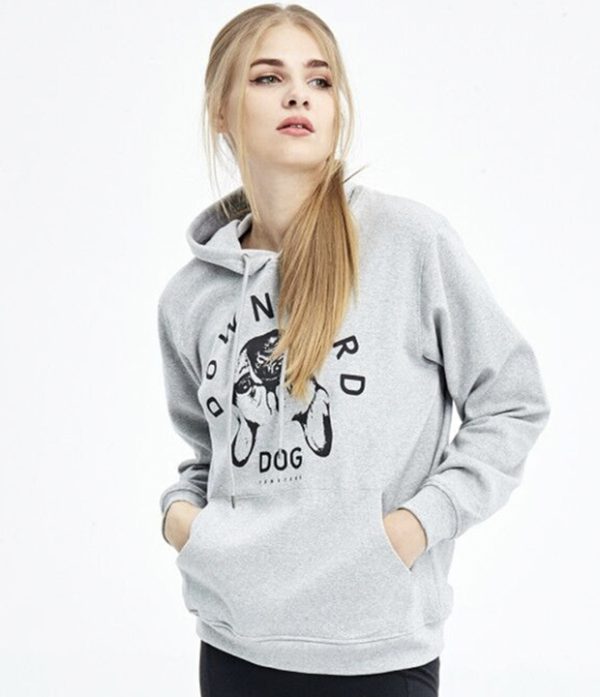 下犬式连帽卫衣